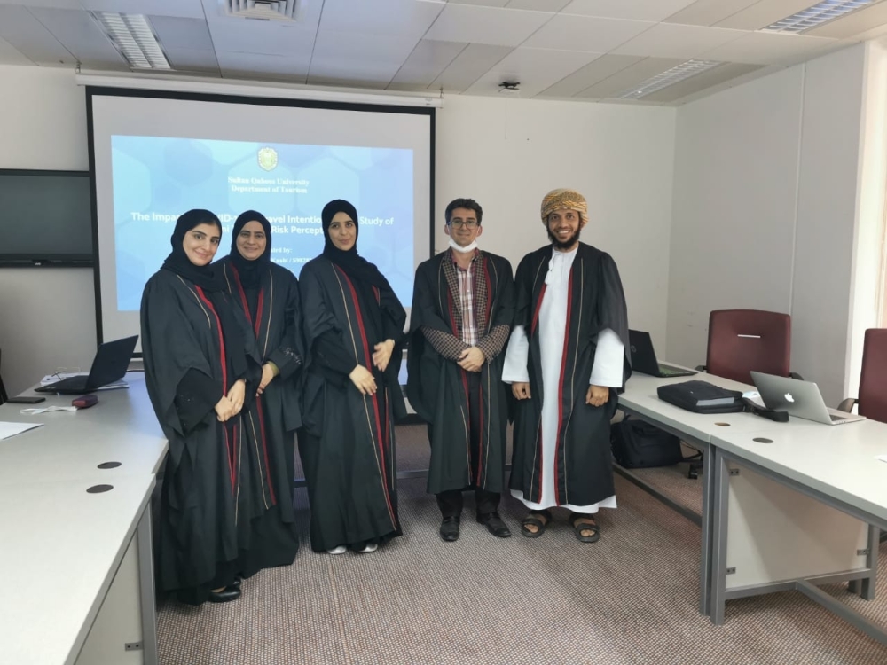 الطالبة مع اللجنة المشرفة على الدراسة