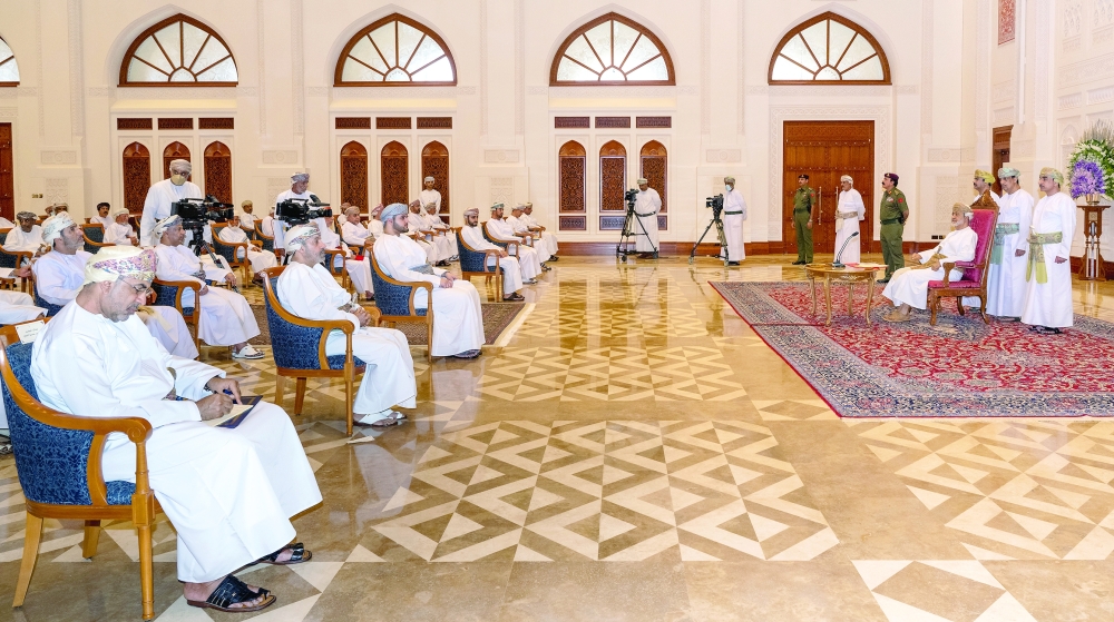  جلالة السلطان يتحدث الى شيوخ وأعيان محافظتي الداخلية والوسطى