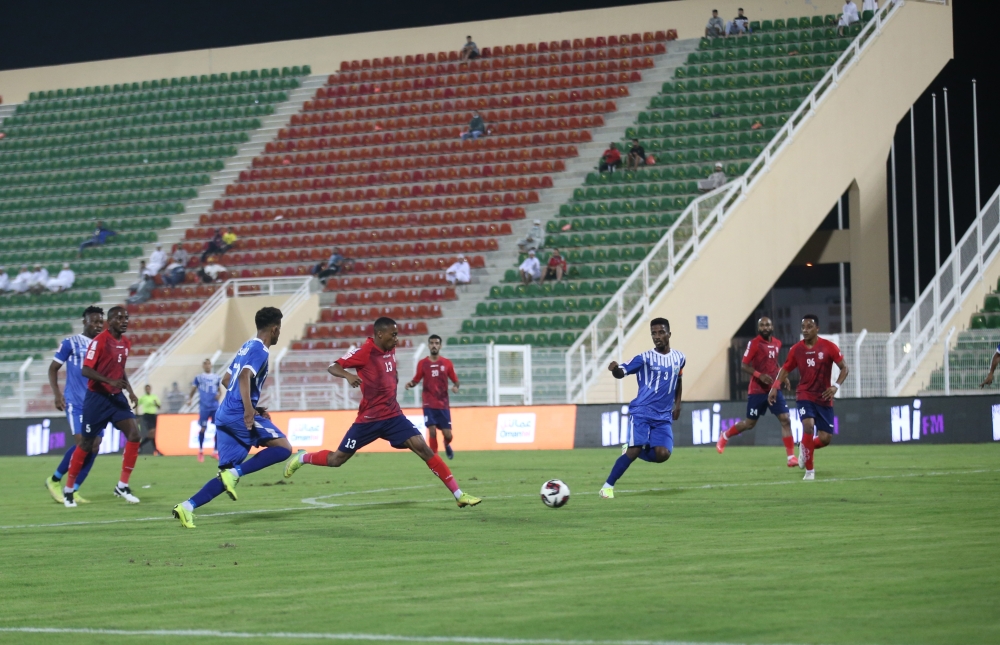 من مباراة مسقط وصحم          