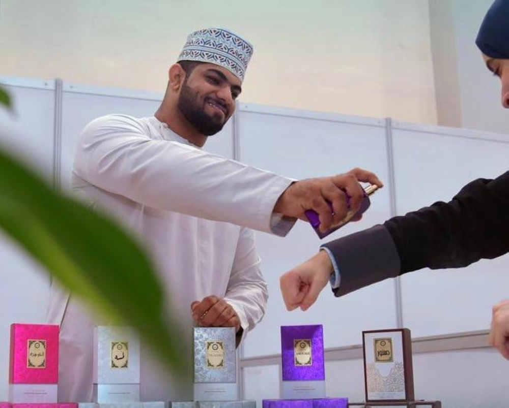 زايد العامري خلال مشاركته في أحد المعارض