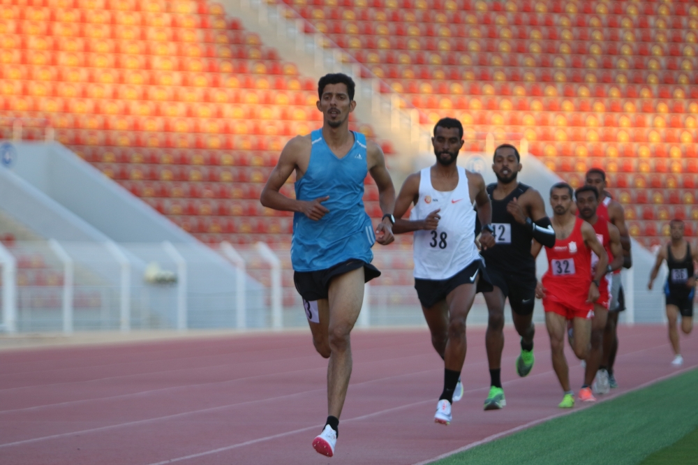 العداء عبدالله القريني في صدارة سباق 5000 متر للعموم