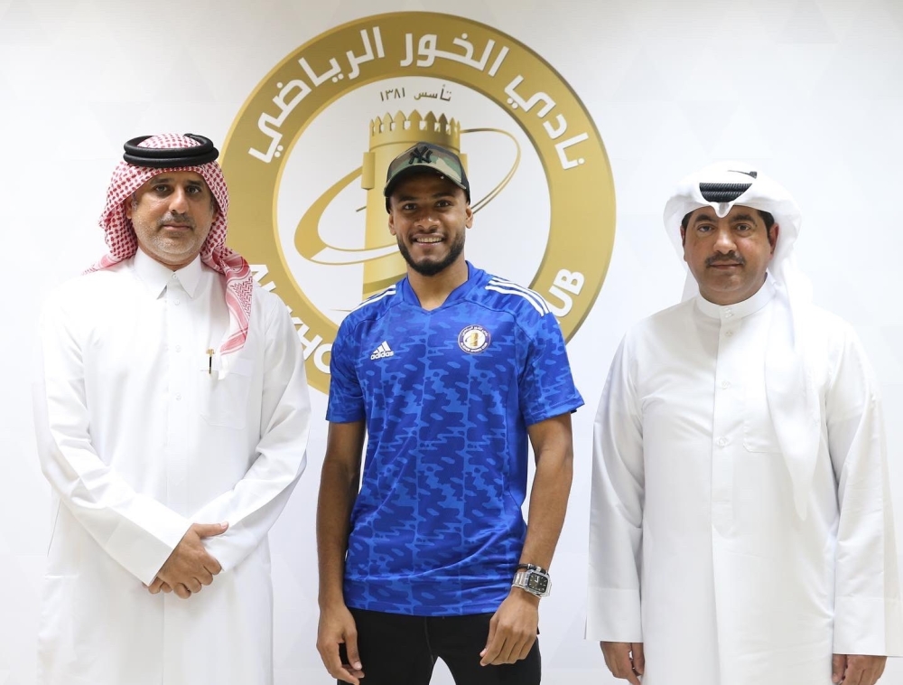 الحبسي مع إدارة نادي الخور