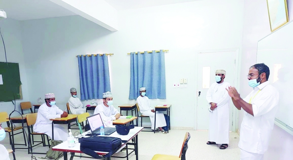 من المحاضرة التوعوية التي قدمت لطلبة الدبلوم