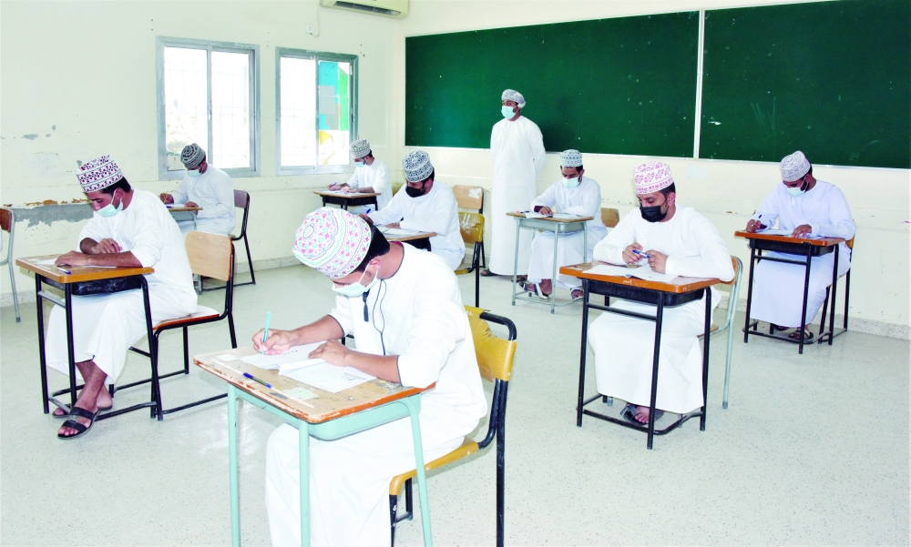 الطلبة يؤدون احدى الامتحانات الدراسية صورة ارشيفية