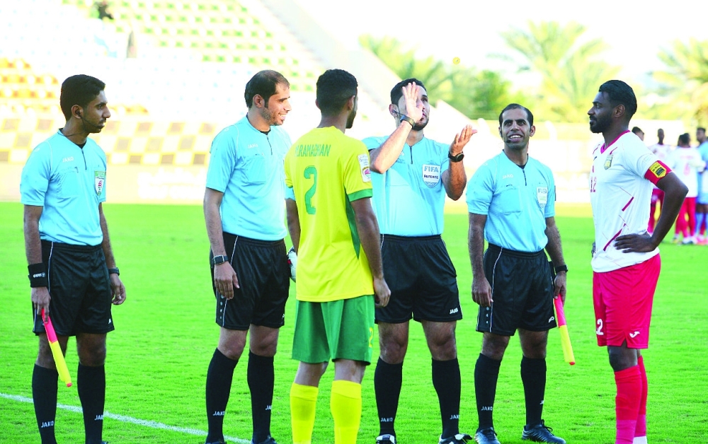 الحكام يستعدون لانطلاقة إحدى مباريات الدوري