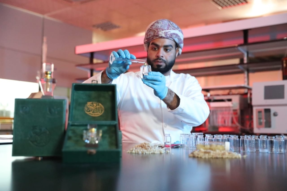 طاقم من الخبراء والباحثين بالمجالات العلمية يحتضنهم المركز