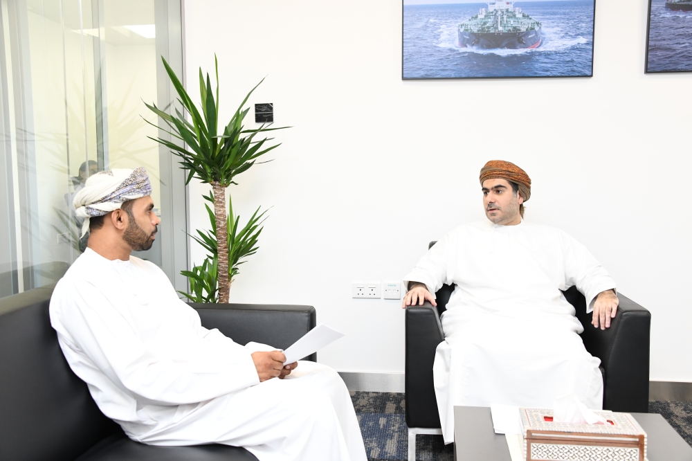 عماد الخضوري أثناء حديثه مع الزميل ماجد الهطالي