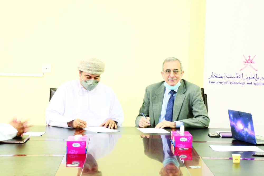 جانب من توقيع اتفاقية التمويل