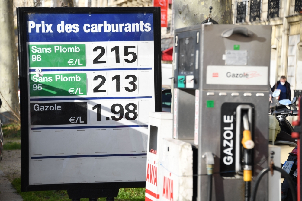   الأسعار معروضة في محطة وقود في باريس ، حيث وصلت أسعار النفط إلى أعلى مستوياتها منذ 2014 . ا ف ب