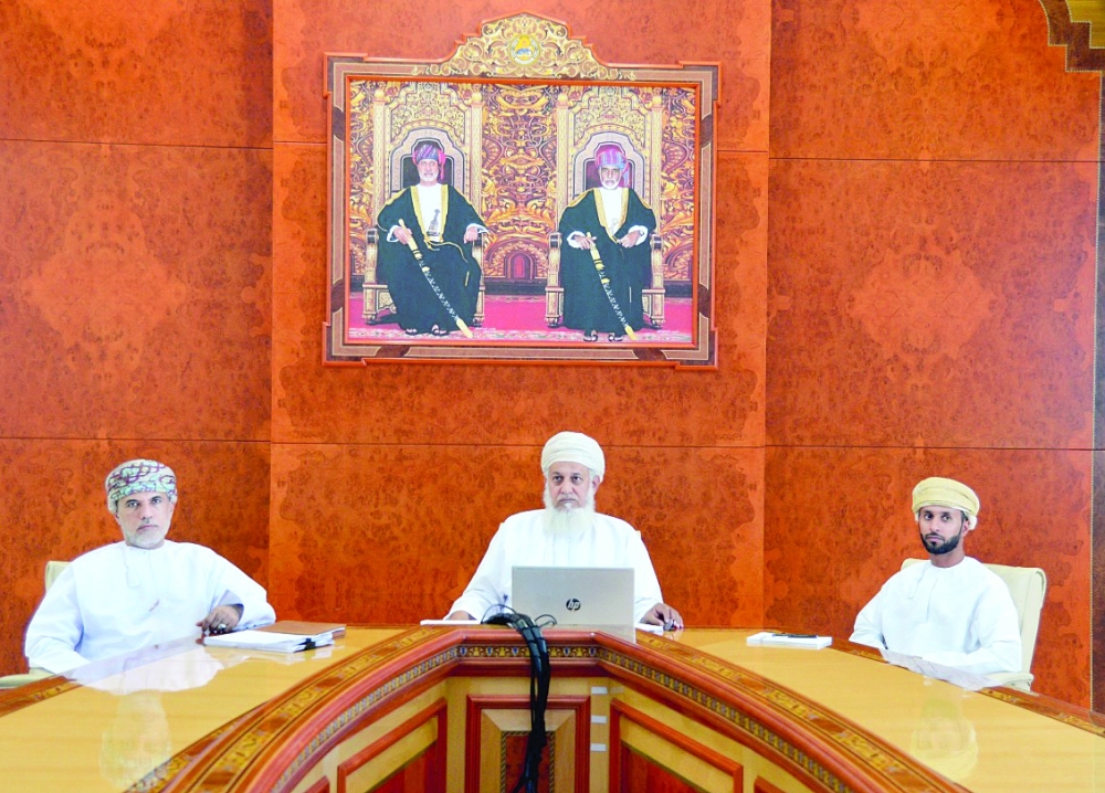 اللجنة اثناء مشاركتها في الاجتماع 