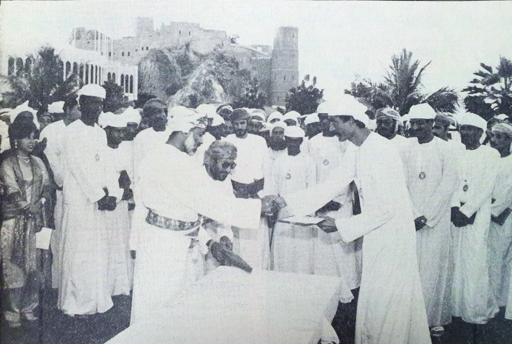 تكريم السلطان قابوس لصالح زعل في عام الشبيبة 1983