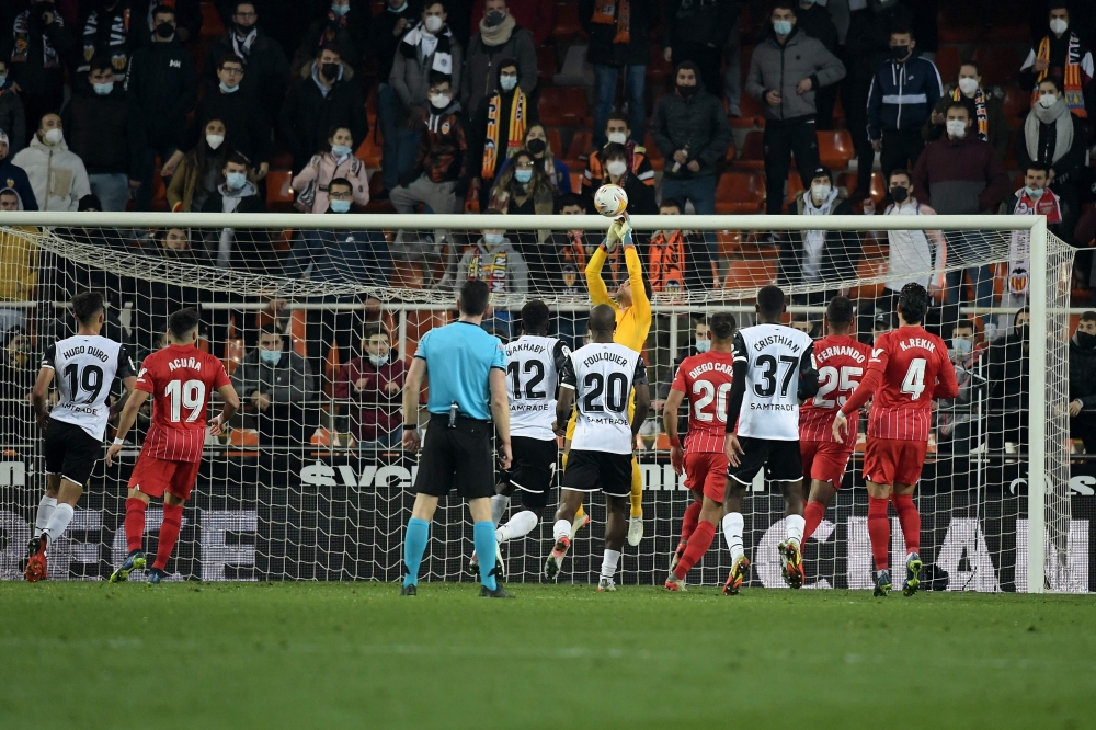 حارس اشبيلية يتصدى لهجمة خطيرة 