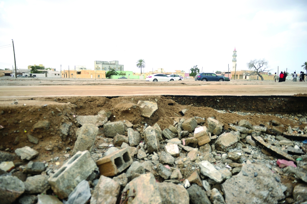 تاثر الطرق على شواطئ بركاء 
تصوير ـ عبدالواحد الحمداني 