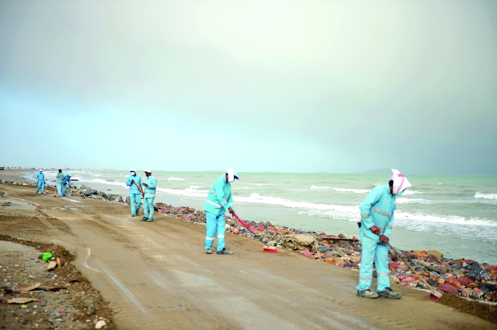  ازالة بعض الاتربة والرمال من على شواطئ بركاء 