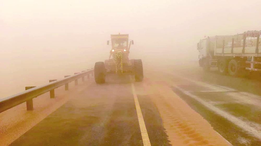  الغبار والاتربة على طريق ادم ـ  هيماء 