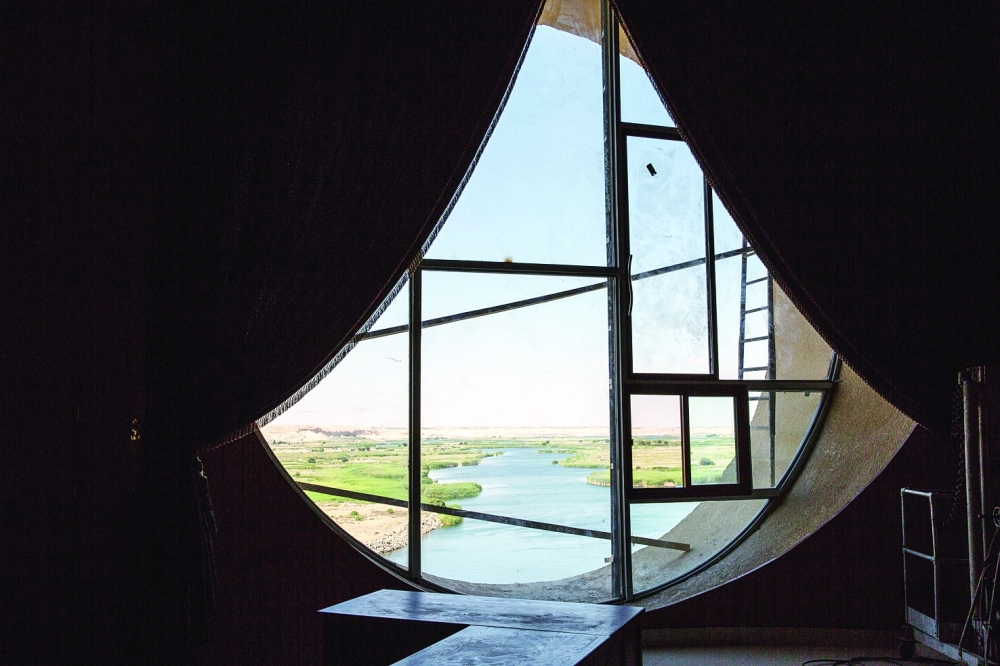 غرفة التحكم في سد الطبقة. 