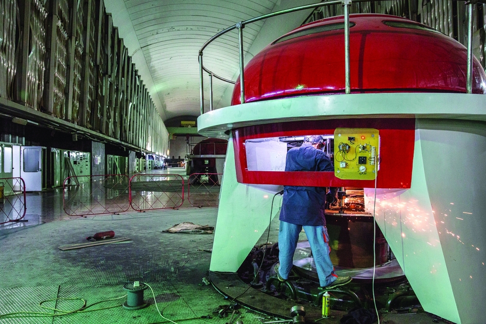 عامل في قاعة التوربينات بعد عام من قصف سد الطبقة.