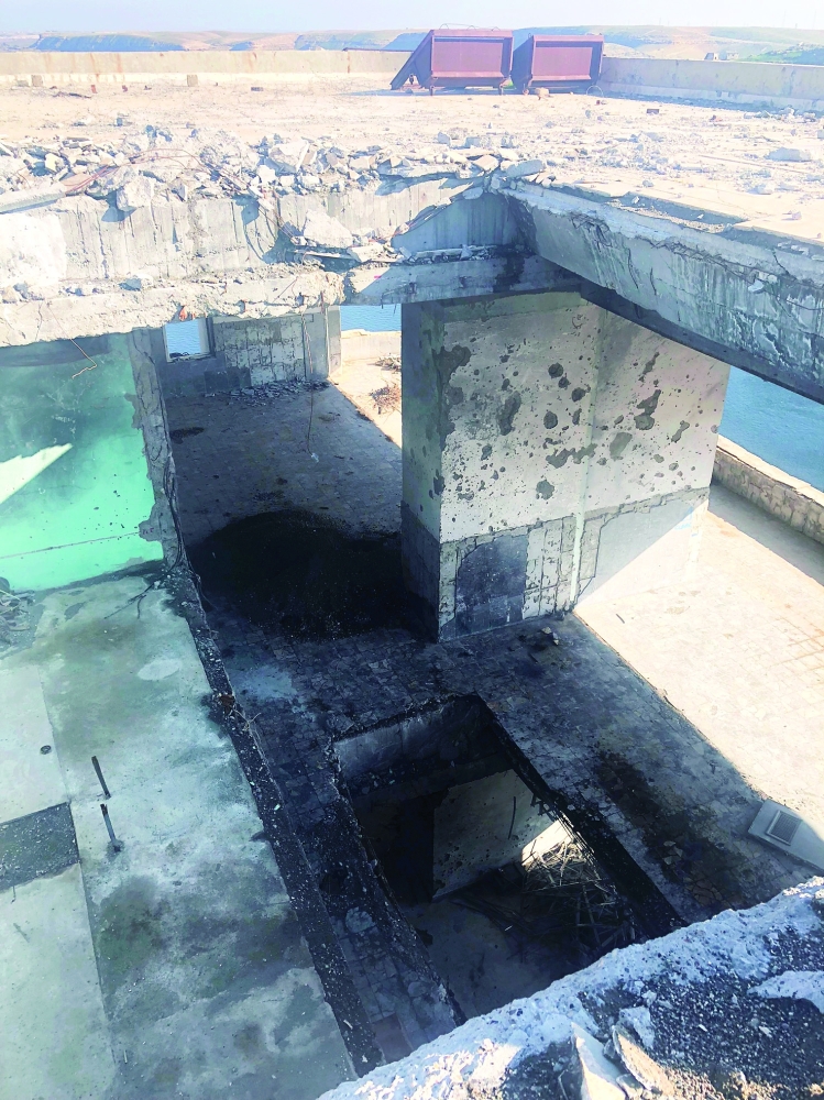 أضرار بليغة تسبب بها قصف السد. صورة نشرتها وكالة أنباء تنظيم "داعش" في يوم القصف سنة 2017