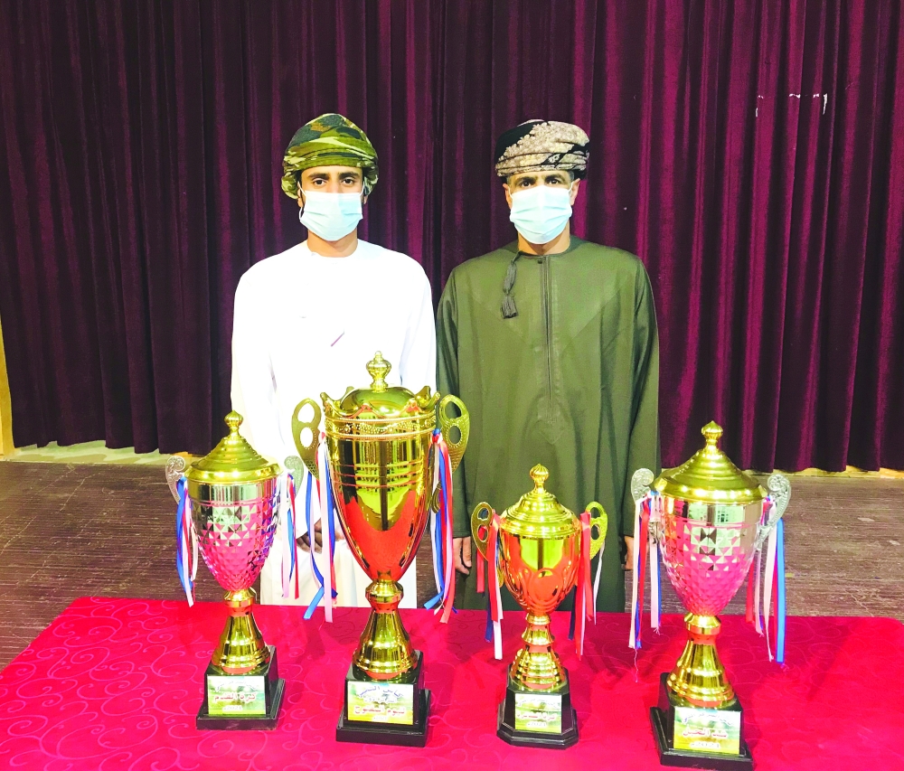 رئيس فريق الصمود يستلم كأس التميز