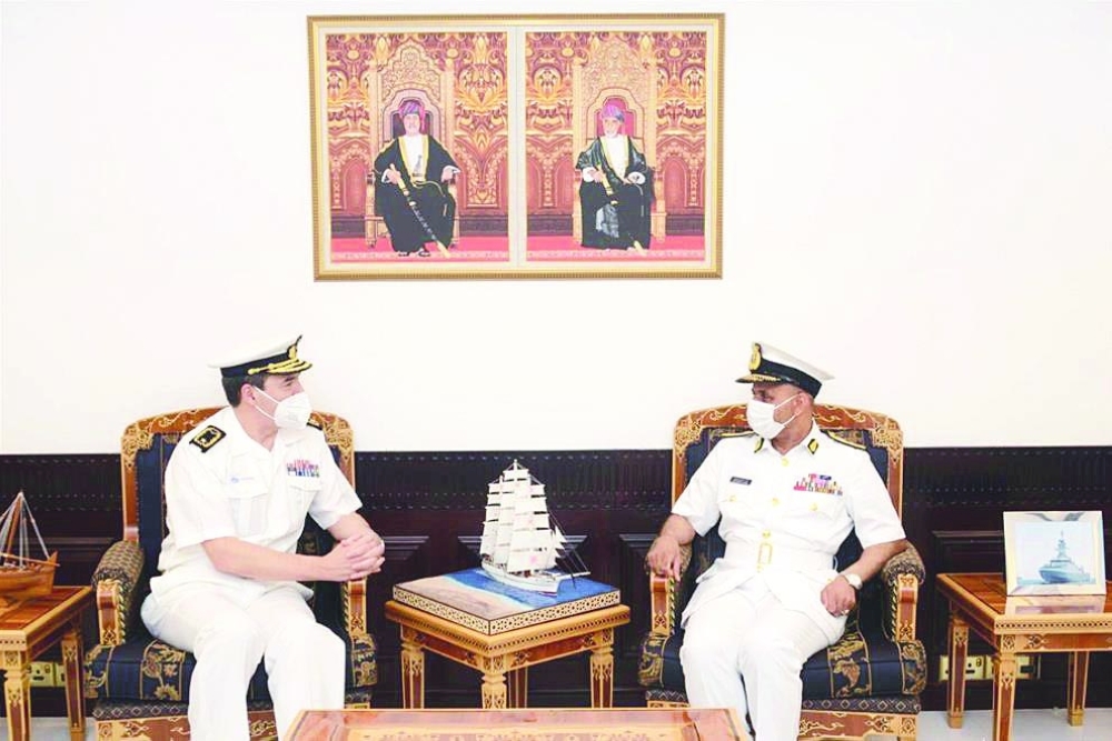 .. ويستقبله قائد البحرية السلطانية