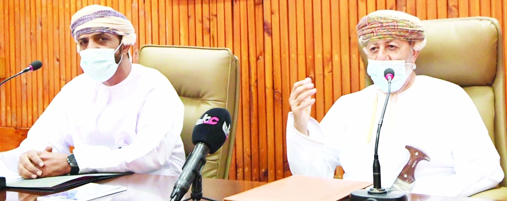 محافظ ظفار أثناء ترؤسه اجتماع المجلس البلدي