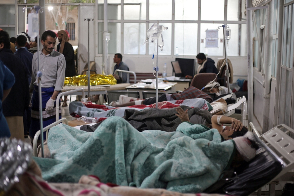 جرحى يمنيون يتلقون العلاج في مستشفى في أعقاب غارة جوية على صعدة بشمال اليمن.  ا ف ب