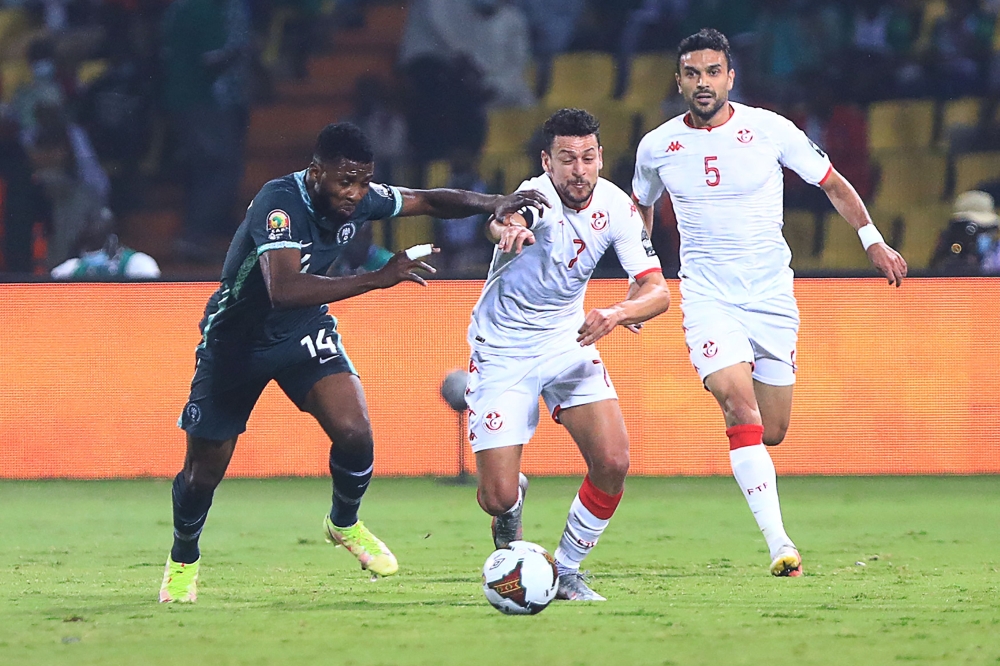 المهاجم التونسي يوسف المساكني يقاتل من أجل الكرة مع المهاجم النيجيري كيليتشي إيهياناتشو خلال مباراة كأس الأمم الأفريقية