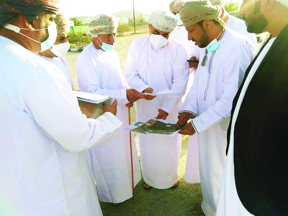 الاطلاع على مخططات المشاريع بحضور عدد من المسؤولين بالمحافظة 