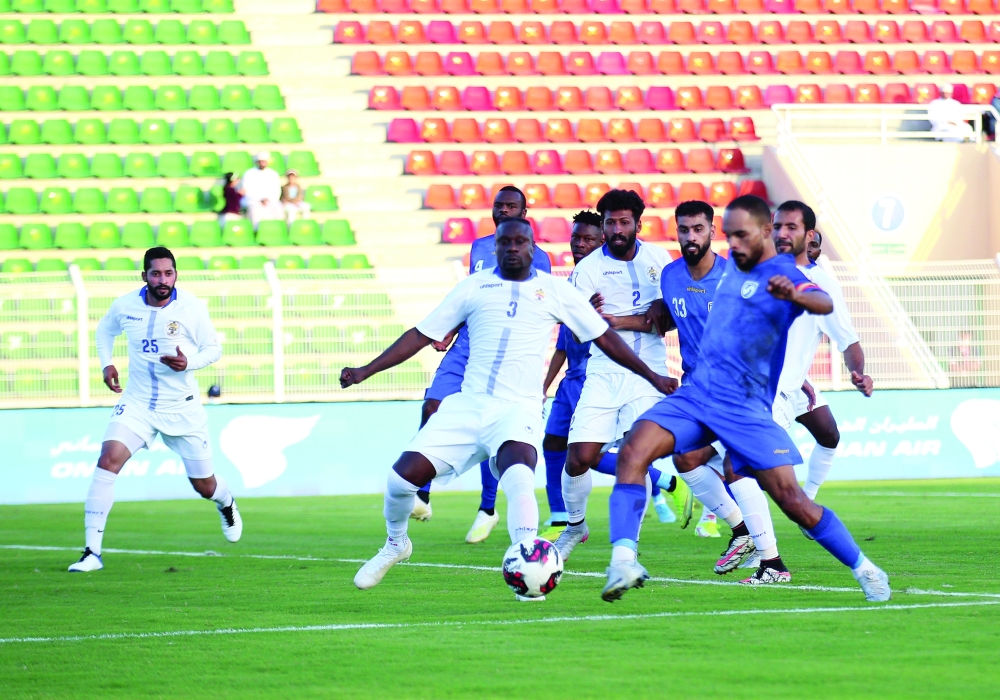 من لقاء نزوى وصحم في دوري عمانتل