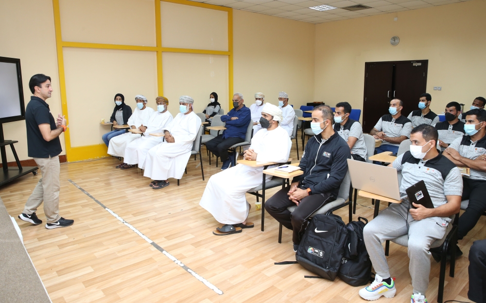 جانب من المشاركين في الدورة