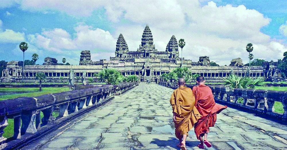 رهبان يمشون في ردهات المعبد الأثري