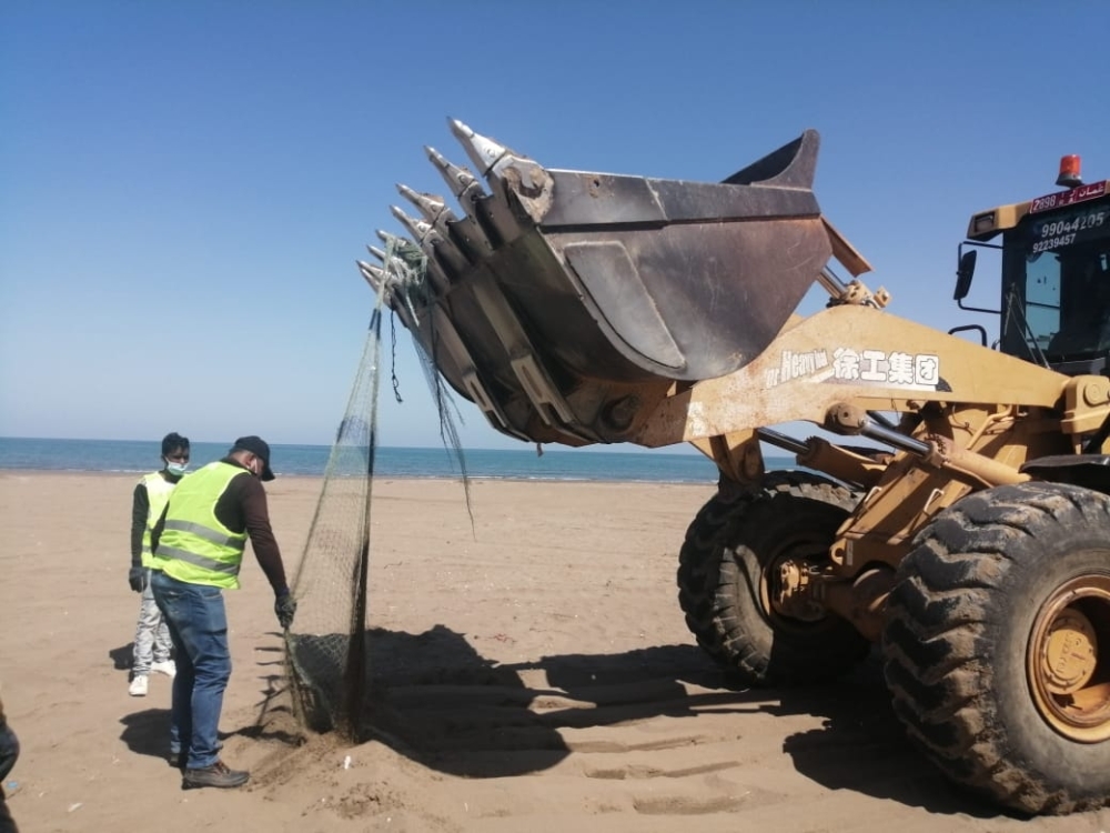 من جهود ازالة المخلفات من الشواطئ بشمال الباطنة 