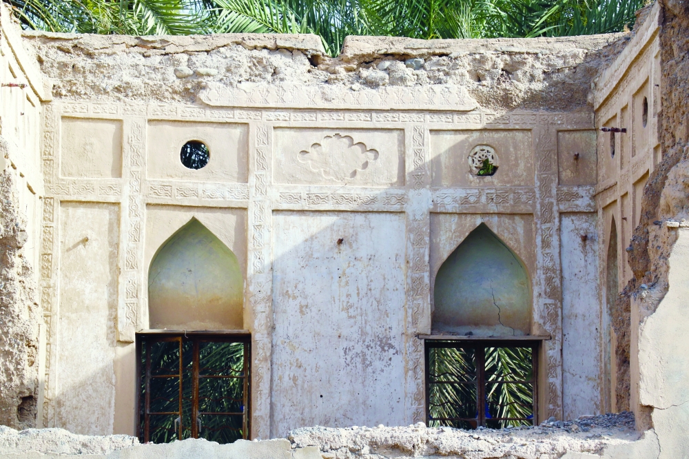  معالم ونقوش متعددة على الحيطان القديمة 