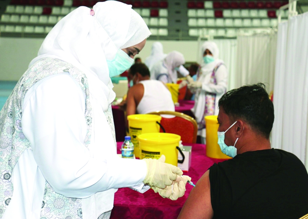 أخذ اللقاحات سبيل للتعايش مع كوفيد في الوقت الحالي