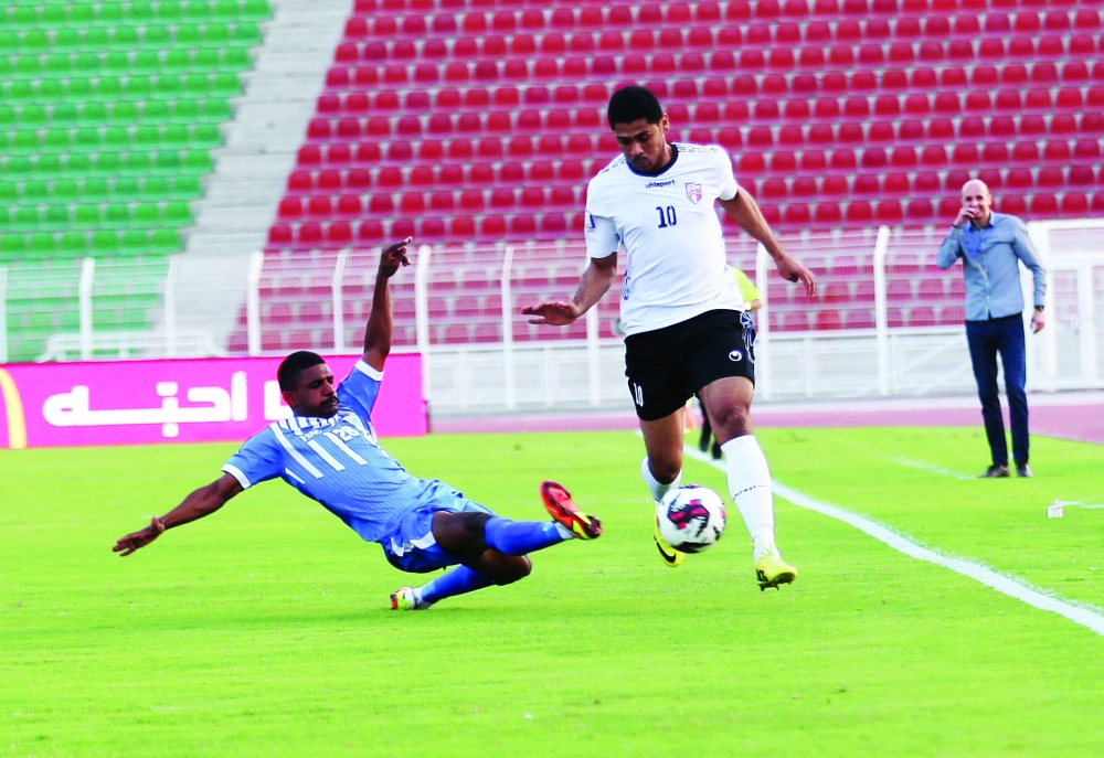 خليل العلوي لاعب الرستاق يحاول المرور من مدافع صحم تصوير - أحمد البريكي