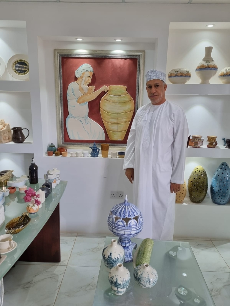 د.سعيد العدوي في إحدى صالات العرض بالمصنع