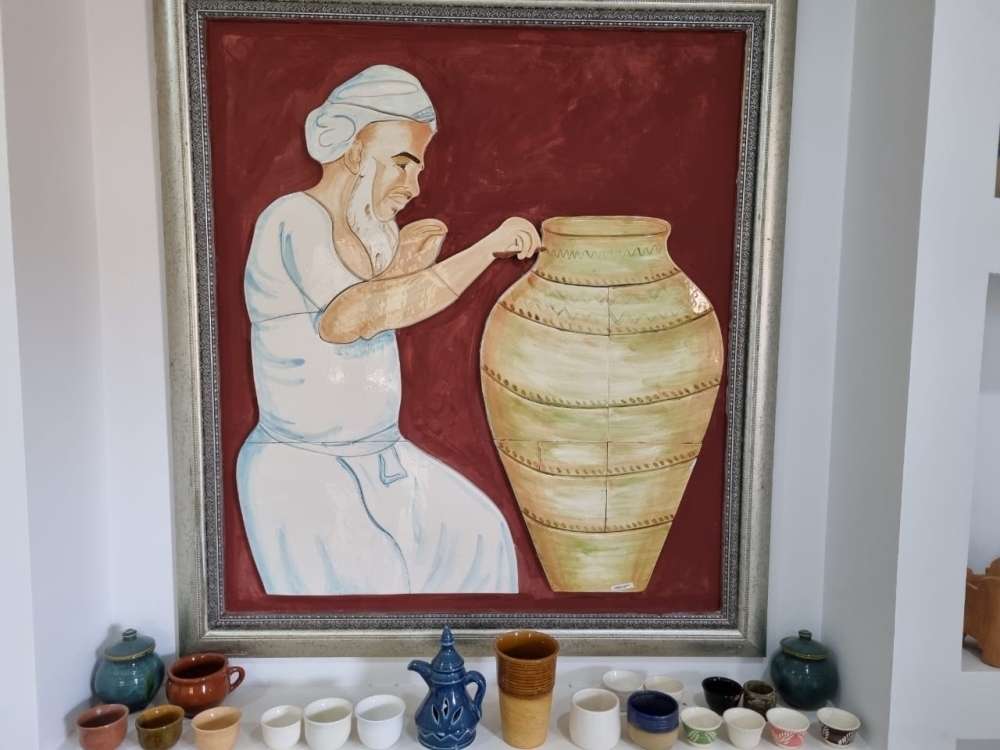 لوحة فنية تزين موقع الصناعات الحرفية 