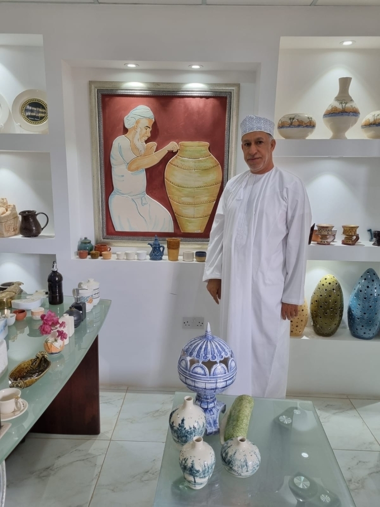 سعيد العدوي في إحدى صالات العرض