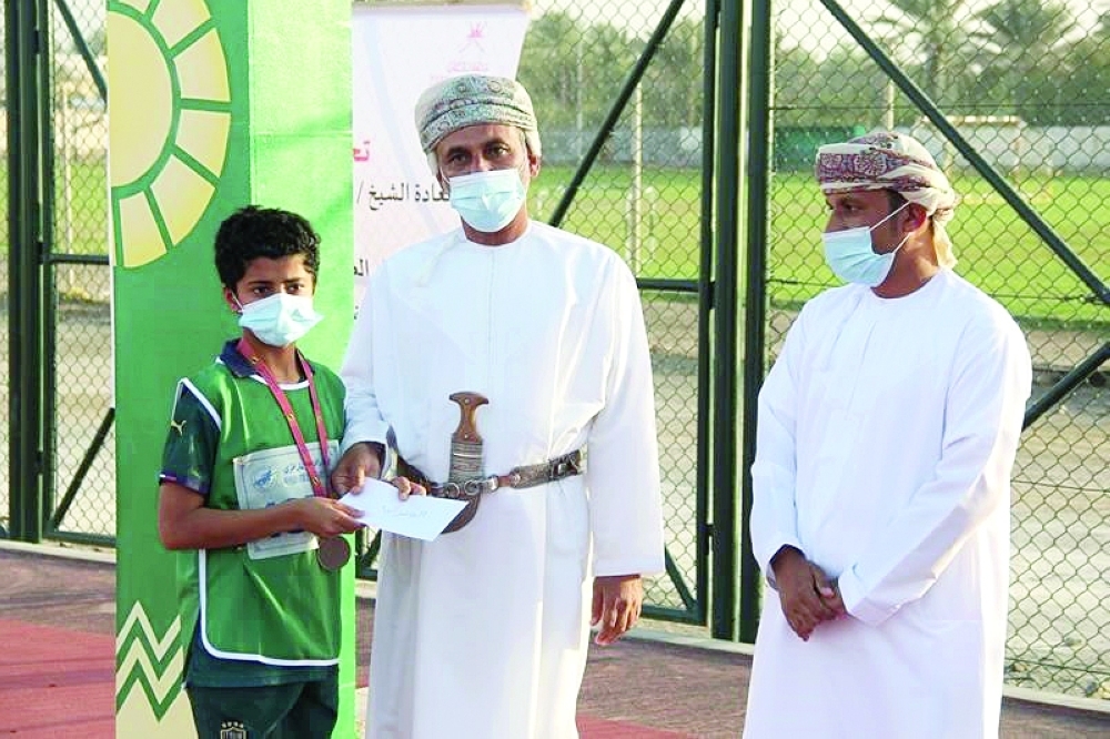 تتويج الفائزين بالمراكز الأولى