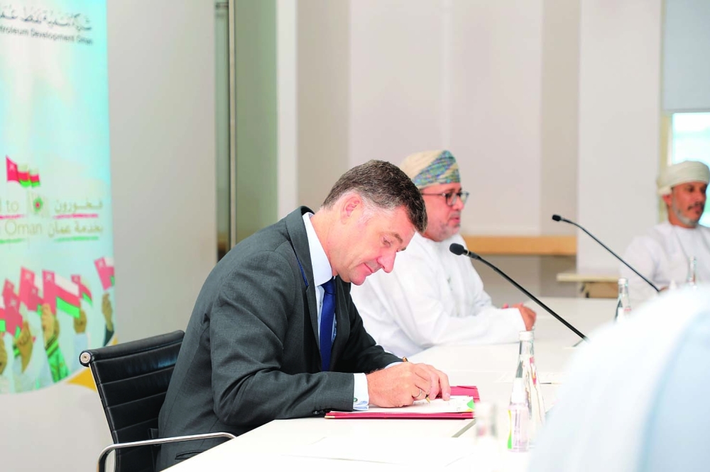 جانب من توقيع الاتفاقيات افتراضياً