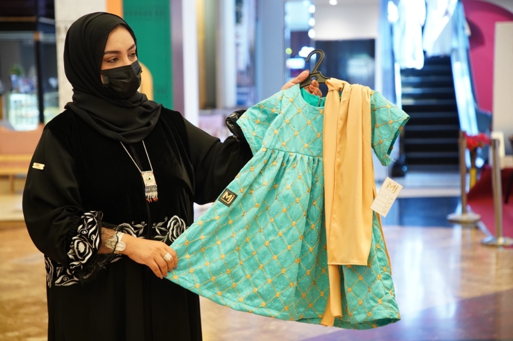 الجابرية خلال عرض تصاميمها في أحد المعارض