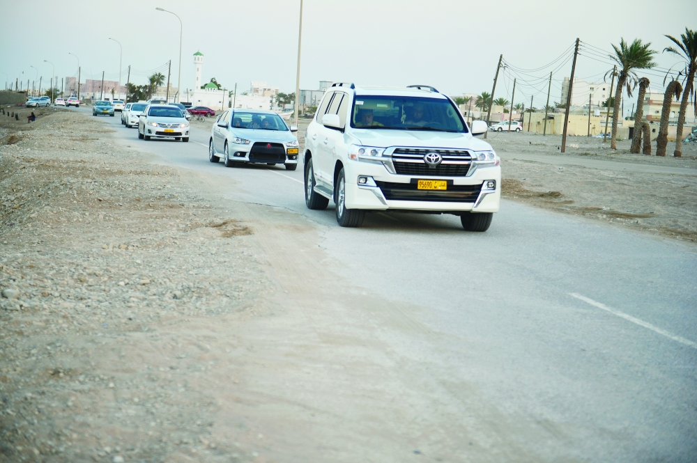 الرمال تغطي نصف الطريق رغم المعالجات المتكررة بسبب أمواج البحر