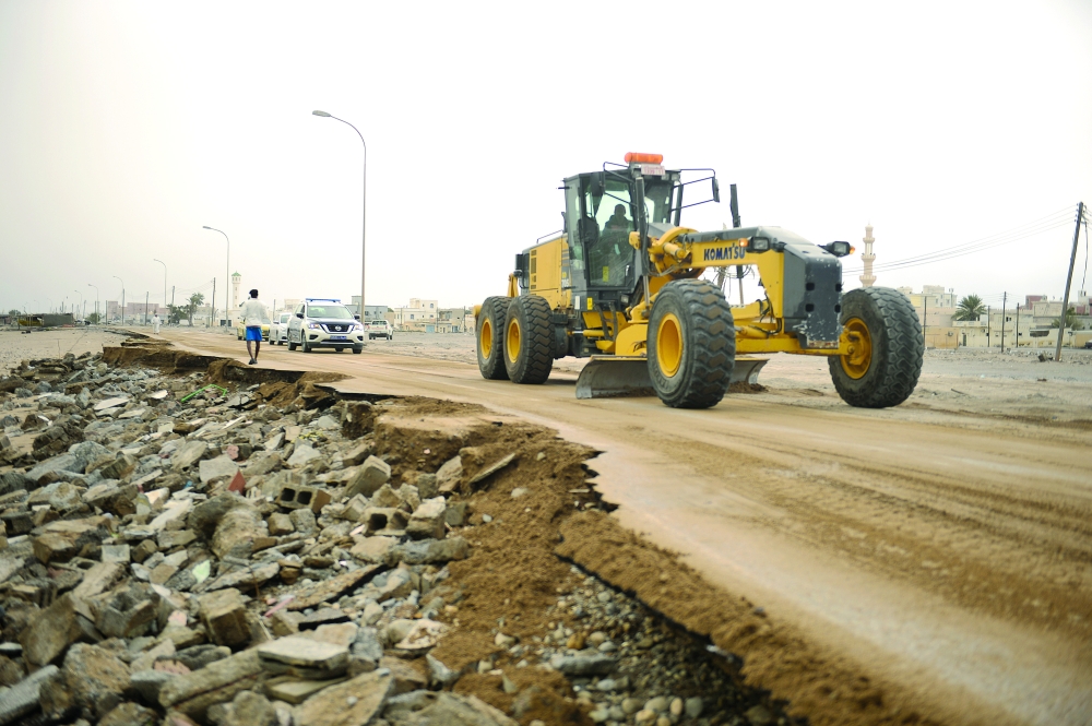 معدات تنفّذ أعمال الإصلاح والصيانة المؤقتة بعد الأنواء المناخية




































