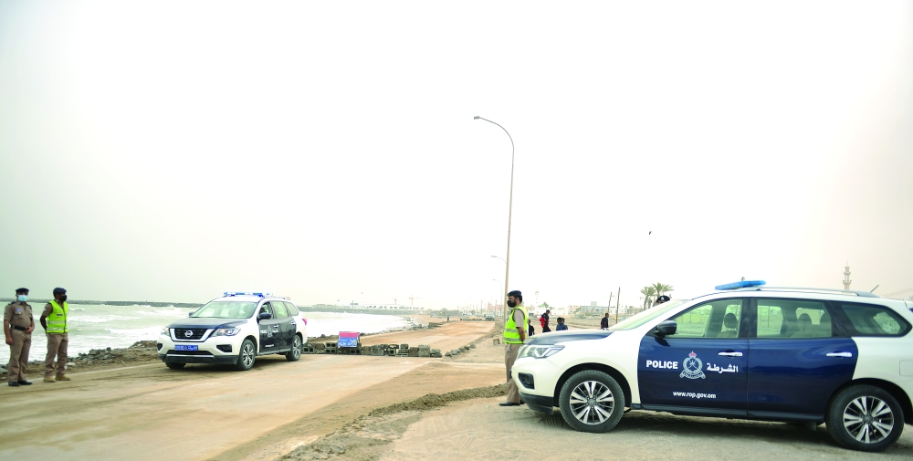  الشرطة تقطع الحركة المرورية في الأنواء المناخية لضمان سلامة المارة 