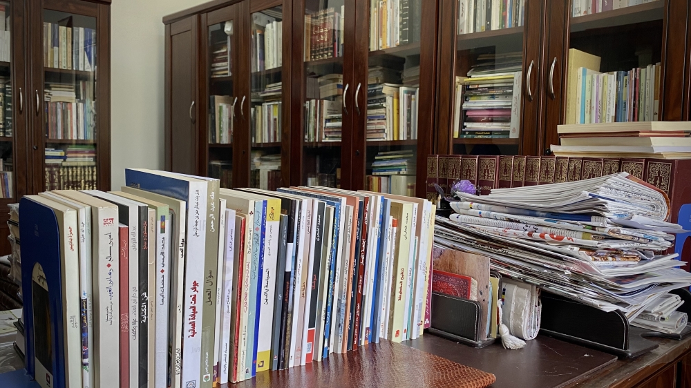 هدايا الكتاب تزين مكتبتي المنزلية