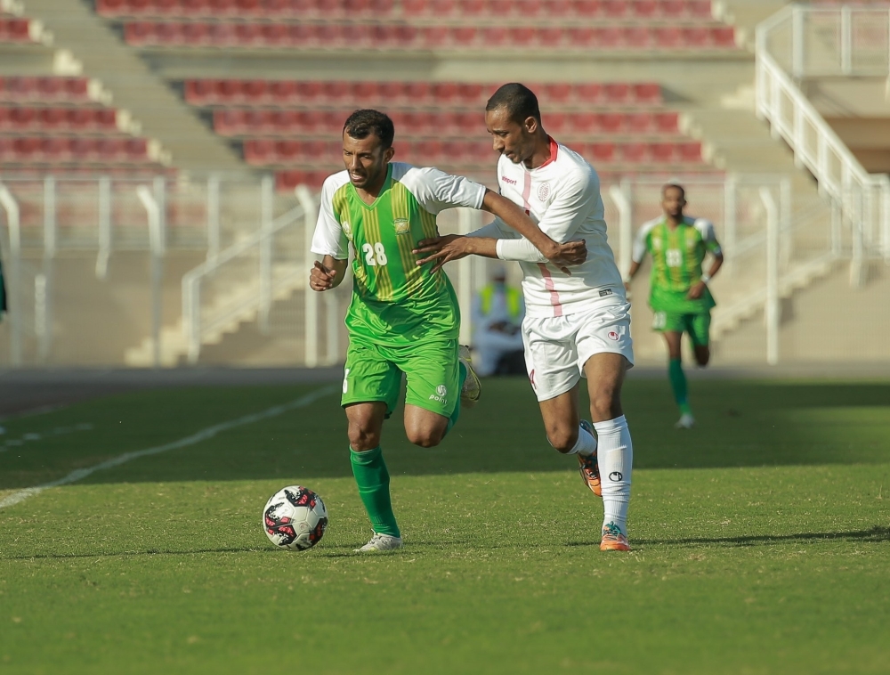 تنافس على الكرة بين لاعبا جعلان و البشائر