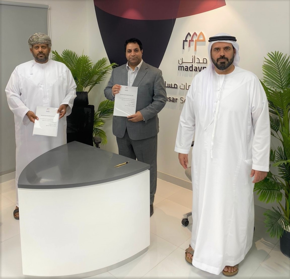 جانب من توقيع العقد