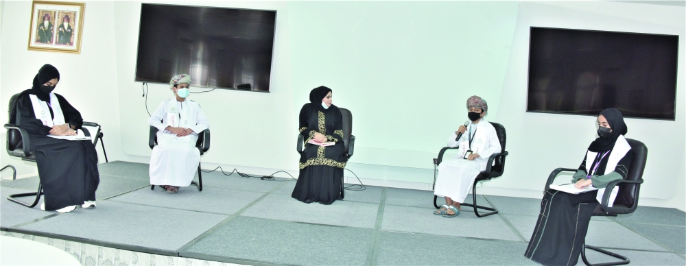 من الجلسة الحوارية 