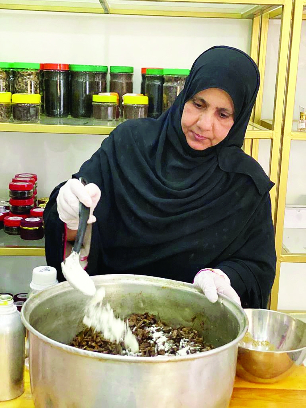 سميرة اللمكية خلال انتاج البخور