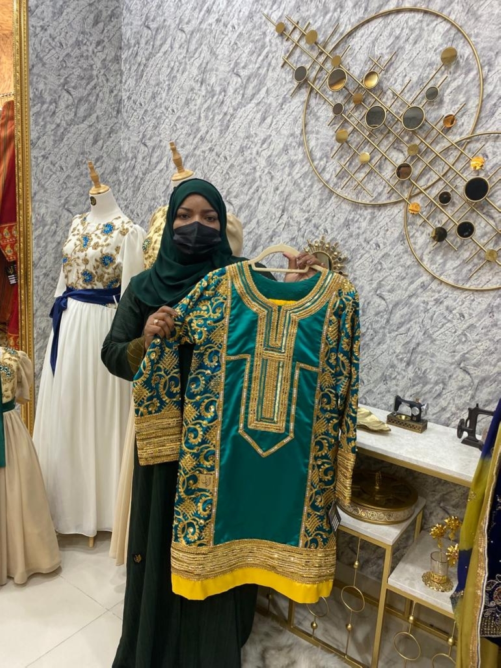 البلوشية خلال عرض تصاميمها